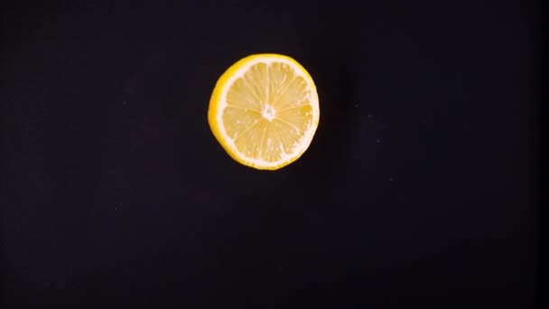 Slo Motion Lemon Falling Wedges Black Drop — Vídeo de Stock