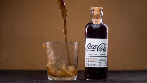 Super Slow Motion Cola Ice Cubes Water Splashes Liquids Glass — Stockvideo