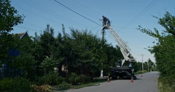 Team Male Electricians Perform Work Replacement Cable — Wideo stockowe