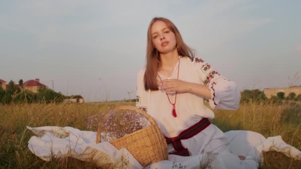 Happy Young Woman Enjoying Sunset Wearing Traditional Ukrainian Clothes Lifestyle — Vídeo de Stock