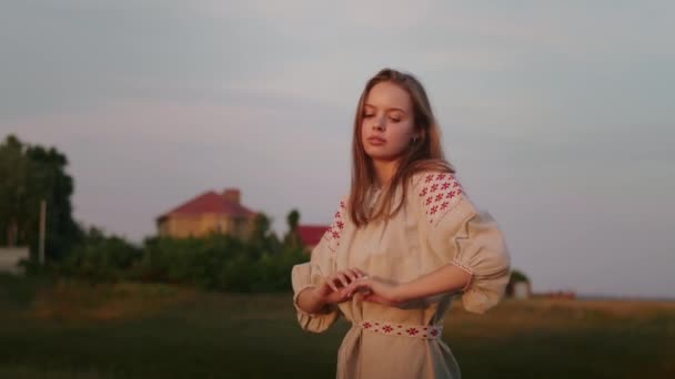 Happy Young Woman Enjoying Sunset Wearing Traditional Ukrainian Clothes Lifestyle — ストック動画