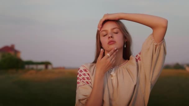 Happy Young Woman Enjoying Sunset Wearing Traditional Ukrainian Clothes Lifestyle — Vídeo de stock