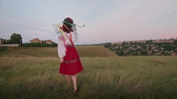 Happy Young Woman Enjoying Sunset Wearing Traditional Ukrainian Clothes Lifestyle — Vídeos de Stock