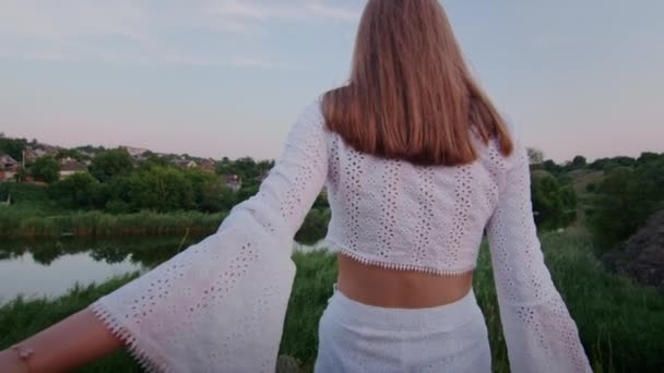 Happy Young Woman Enjoying Sunset Wearing Traditional Ukrainian Clothes Lifestyle — Vídeos de Stock