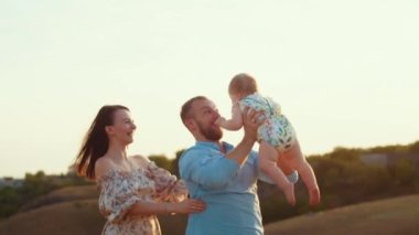 Childs 'ın yaşam tarzı. Sonbahar tarlasında mutlu yıllar. Gün batımında küçük çocuk, çadırda pastayla. Fotoğrafçı doğum günü fotoğrafı çekiyor. Aile ve bebek sevinci