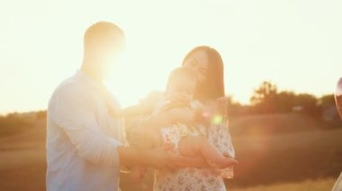 Childs 'ın yaşam tarzı. Sonbahar tarlasında mutlu yıllar. Gün batımında küçük çocuk, çadırda pastayla. Fotoğrafçı doğum günü fotoğrafı çekiyor. Aile ve bebek sevinci