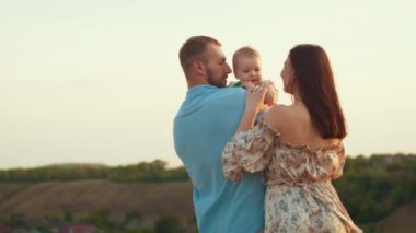 Childs 'ın yaşam tarzı. Sonbahar tarlasında mutlu yıllar. Gün batımında küçük çocuk, çadırda pastayla. Fotoğrafçı doğum günü fotoğrafı çekiyor. Aile ve bebek sevinci