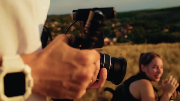 Fotógrafo Dispara Feliz Cumpleaños Bebé Familia Estilo Vida Puesta Sol — Vídeo de stock