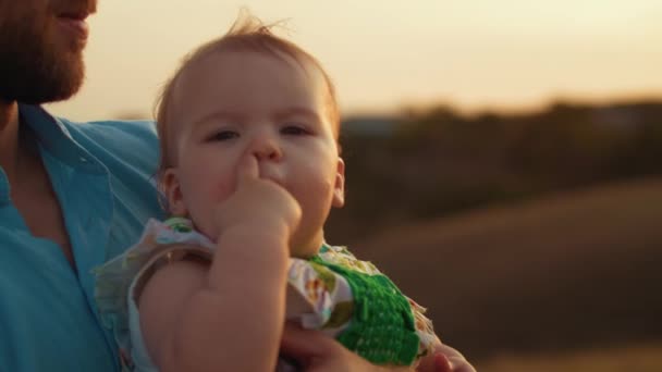 Estilo Vida Infantil Feliz Cumpleaños Campo Otoño Atardecer Niño Tienda — Vídeo de stock