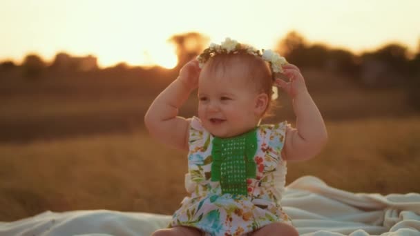 Styl Życia Dzieci Wszystkiego Najlepszego Jesiennym Polu Zachodzie Słońca Mały — Wideo stockowe
