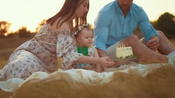 Barns Livsstil Grattis Födelsedagen Höstfältet Vid Solnedgången Liten Unge Tält — Stockvideo