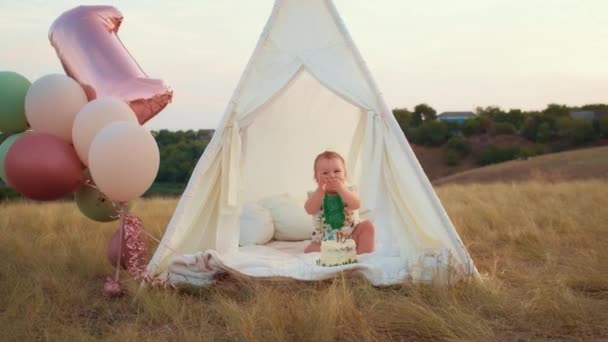 Gyerekes Életmód Boldog Születésnapot Őszi Mezőn Naplemente Kisgyerek Sátorban Tortával — Stock videók