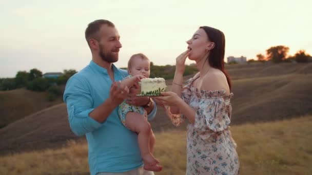 Gelukkig Gezin Met Baby Vieren Eerste Jaar Eten Taart Het — Stockvideo