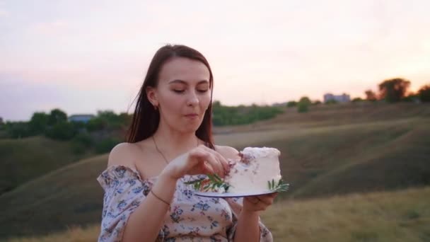 Família Feliz Com Bebê Comemorar Primeiro Ano Comer Bolo Campo — Vídeo de Stock