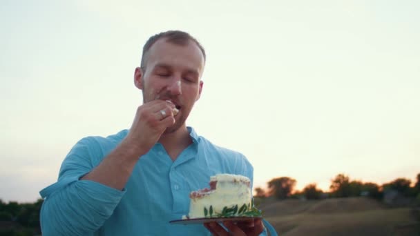 Szczęśliwa Rodzina Dzieckiem Świętować Pierwszy Rok Jeść Ciasto Polu Zachodzie — Wideo stockowe