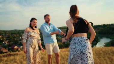 Fotoğrafçı, bebek ve ailenin doğum gününü, yaşam tarzını ve sonbahar günbatımını tarlada çadırla kutluyor.