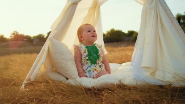 Kinderen Levensstijl Gelukkige Verjaardag Herfst Veld Bij Zonsondergang Kleine Jongen — Stockvideo