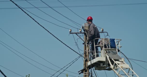 Team Male Electricians Perform Work Replacement Cable — Αρχείο Βίντεο