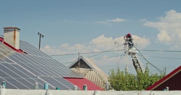 Група Чоловіків Електриків Виконує Роботу Над Заміною Кабелю — стокове відео