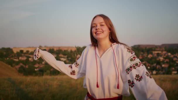 Happy Young Woman Enjoying Sunset Wearing Traditional Ukrainian Clothes Lifestyle — Vídeos de Stock