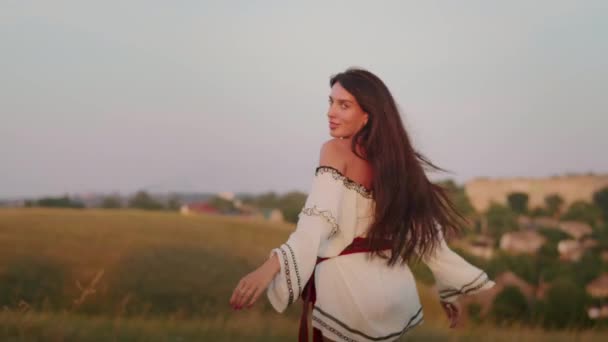 Happy Young Woman Enjoying Sunset Wearing Traditional Ukrainian Clothes Lifestyle — Vídeos de Stock