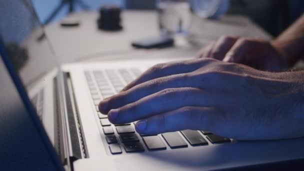 Close Mãos Editor Vídeo Masculino Estão Processando Laptop Estúdio — Vídeo de Stock