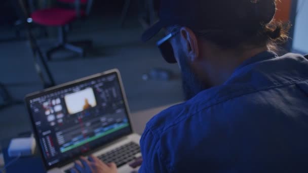 Męski Edytor Wideo Jest Zaangażowany Przetwarzanie Laptopie Studio — Wideo stockowe