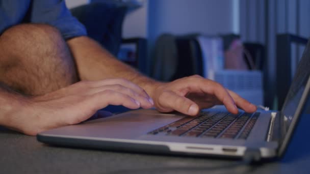 Close Mãos Editor Vídeo Masculino Estão Processando Laptop Estúdio — Vídeo de Stock