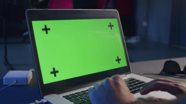 Seorang Editor Video Laki Laki Terlibat Dalam Pengolahan Pada Laptop — Stok Video