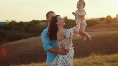 Childs 'ın yaşam tarzı. Sonbahar tarlasında mutlu yıllar. Gün batımında küçük çocuk, çadırda pastayla. Fotoğrafçı doğum günü fotoğrafı çekiyor. Aile ve bebek sevinci