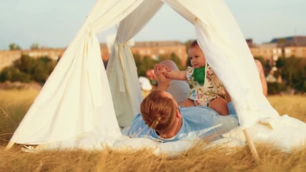 Barns Livsstil Grattis Födelsedagen Höstfältet Vid Solnedgången Liten Unge Tält — Stockvideo