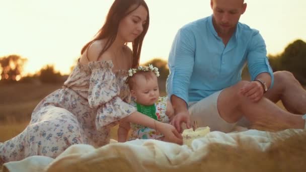 Barns Livsstil Grattis Födelsedagen Höstfältet Vid Solnedgången Liten Unge Tält — Stockvideo