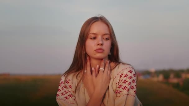 Happy Young Woman Enjoying Sunset Wearing Traditional Ukrainian Clothes Lifestyle — стокове відео