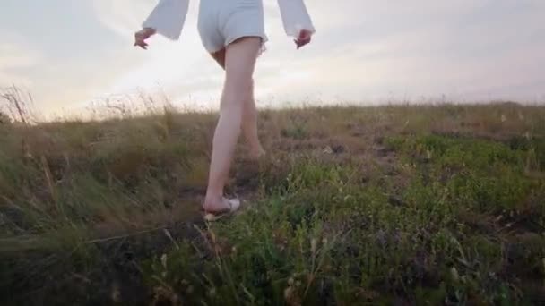 Happy Young Woman Enjoying Sunset Wearing Traditional Ukrainian Clothes Lifestyle — стокове відео