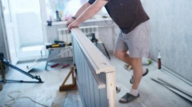 Profesyonel bir erkek usta bir daireye kapı yerleştiriyor.