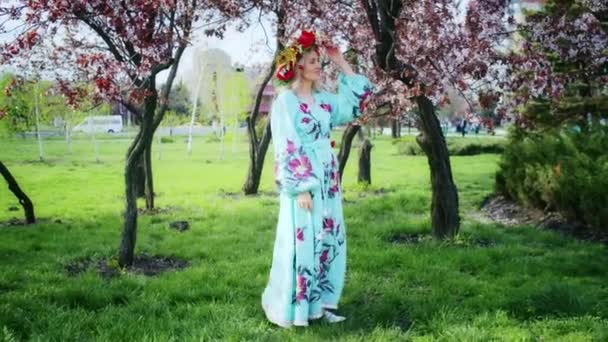Szczęśliwa Kobieta Raduje Się Tle Kwitnących Różowych Kwiatów Sakura Weekendowy — Wideo stockowe
