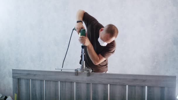 Een Professionele Mannelijke Meester Installeert Deuren Een Appartement — Stockvideo
