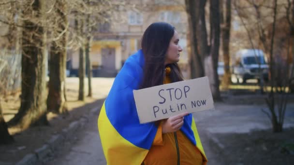 Retrato Una Mujer Ucraniana Triste Con Una Bandera Ucraniana Una — Vídeos de Stock