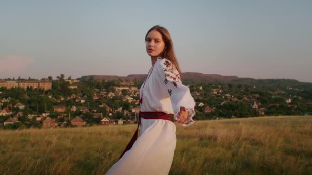 Happy Young Woman Enjoying Sunset Wearing Traditional Ukrainian Clothes Lifestyle — стокове відео