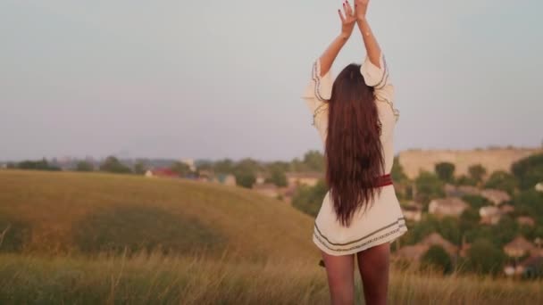 Happy Young Woman Enjoying Sunset Wearing Traditional Ukrainian Clothes Lifestyle — Vídeos de Stock