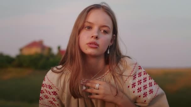 Happy Young Woman Enjoying Sunset Wearing Traditional Ukrainian Clothes Lifestyle — Vídeo de Stock