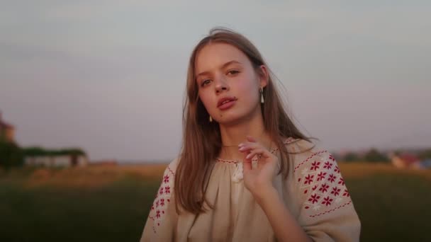 Happy Young Woman Enjoying Sunset Wearing Traditional Ukrainian Clothes Lifestyle – Stock-video
