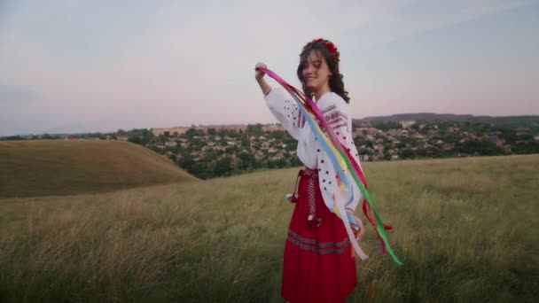 Happy Young Woman Enjoying Sunset Wearing Traditional Ukrainian Clothes Lifestyle — ストック動画