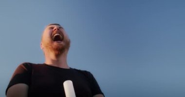 Mutlu erkek asker tepe üzerinde esrar içiyor, TSSB tedavisi, yaşam tarzı ve marihuana.