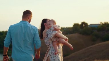 Childs 'ın yaşam tarzı. Sonbahar tarlasında mutlu yıllar. Gün batımında küçük çocuk, çadırda pastayla. Fotoğrafçı doğum günü fotoğrafı çekiyor. Aile ve bebek sevinci