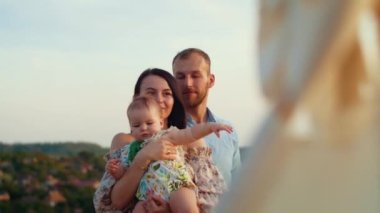 Childs 'ın yaşam tarzı. Sonbahar tarlasında mutlu yıllar. Gün batımında küçük çocuk, çadırda pastayla. Fotoğrafçı doğum günü fotoğrafı çekiyor. Aile ve bebek sevinci