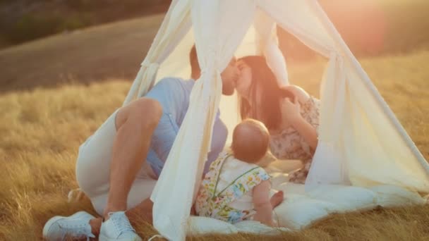 Kinderlebensstil Herzlichen Glückwunsch Zum Geburtstag Herbstfeld Bei Sonnenuntergang Kleines Kind — Stockvideo