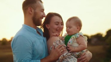 Childs 'ın yaşam tarzı. Sonbahar tarlasında mutlu yıllar. Gün batımında küçük çocuk, çadırda pastayla. Fotoğrafçı doğum günü fotoğrafı çekiyor. Aile ve bebek sevinci