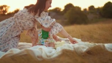 Childs 'ın yaşam tarzı. Sonbahar tarlasında mutlu yıllar. Gün batımında küçük çocuk, çadırda pastayla. Fotoğrafçı doğum günü fotoğrafı çekiyor. Aile ve bebek sevinci