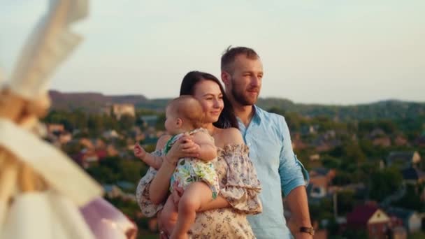 Barns Livsstil Grattis Födelsedagen Höstfältet Vid Solnedgången Liten Unge Tält — Stockvideo